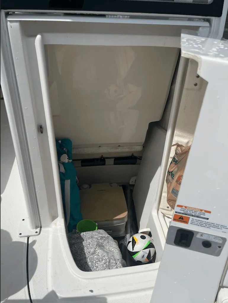 Slide: The Image of Robalo 246 Cayman 2019 - 16