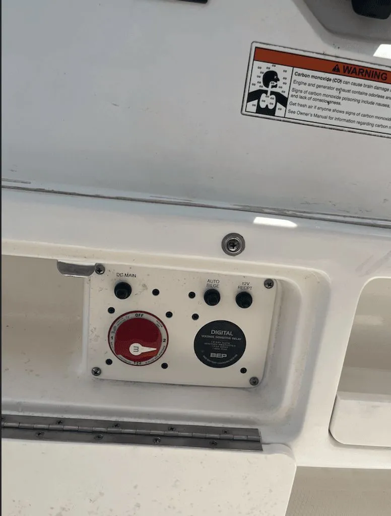 Slide: The Image of Robalo 246 Cayman 2019 - 18