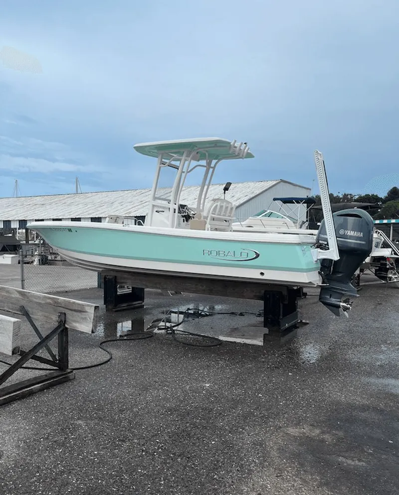 Slide: The Image of Robalo 246 Cayman 2019 - 28