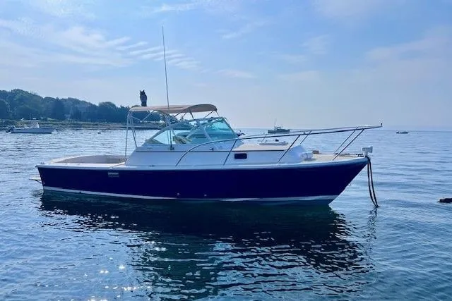 The Image of 2004 Hunt Yachts Surfhunter 25 boat on calm water under a clear sky. - 0