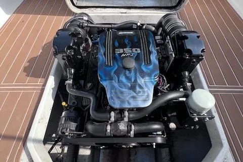 Slide: The Image of 2004 Hunt Yachts Surfhunter 25 engine compartment with 350 MPI engine. - 27