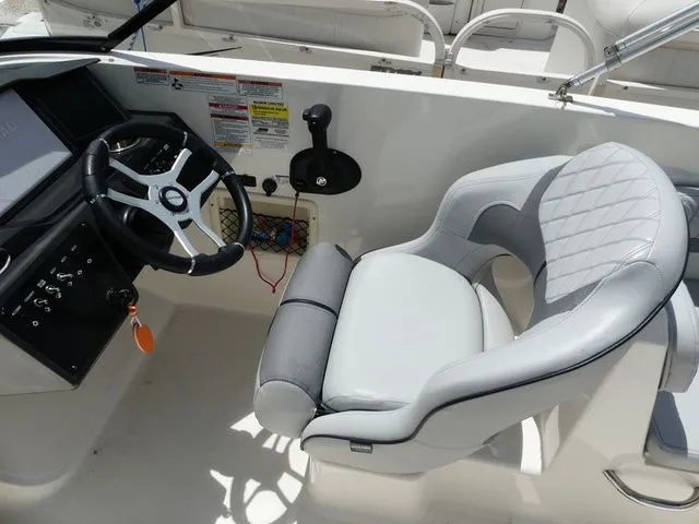Slide: The Image of Bayliner VR6 Bowrider - Outboard 2022 - 10