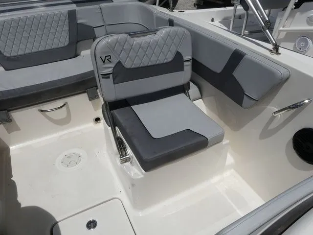 Slide: The Image of Bayliner VR6 Bowrider - Outboard 2022 - 12