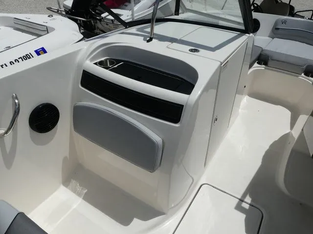 Slide: The Image of Bayliner VR6 Bowrider - Outboard 2022 - 13