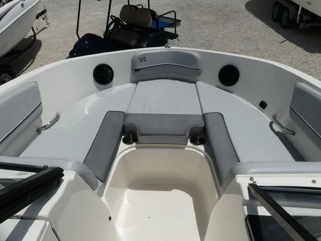 Slide: The Image of Bayliner VR6 Bowrider - Outboard 2022 - 14