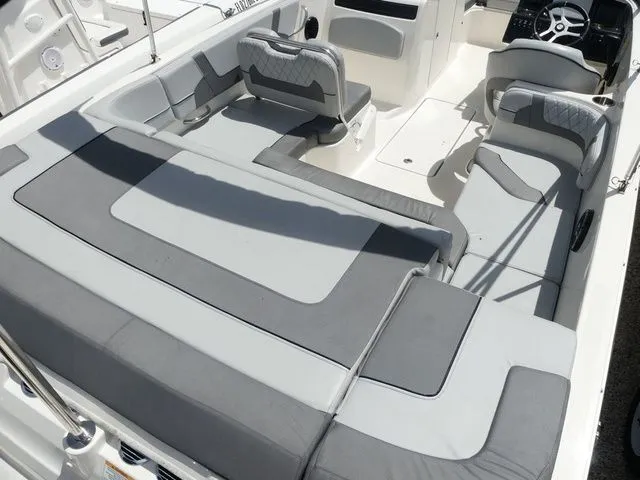 Slide: The Image of Bayliner VR6 Bowrider - Outboard 2022 - 6