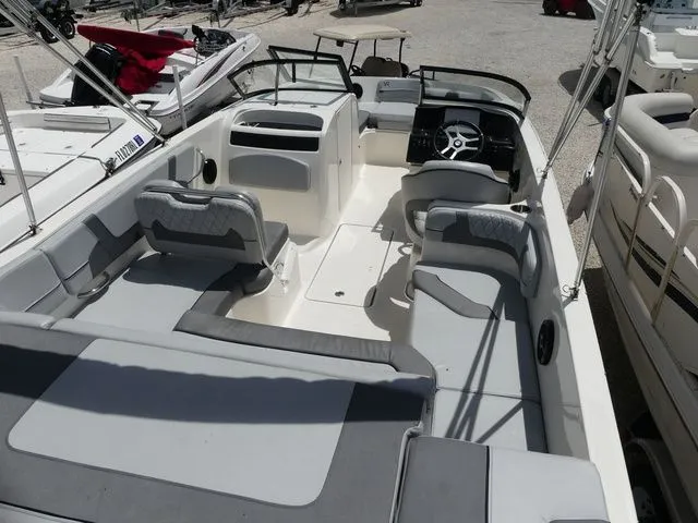 Slide: The Image of Bayliner VR6 Bowrider - Outboard 2022 - 7