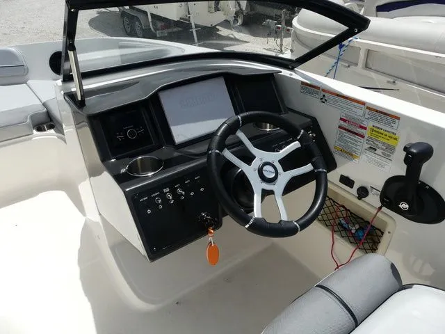 Slide: The Image of Bayliner VR6 Bowrider - Outboard 2022 - 8