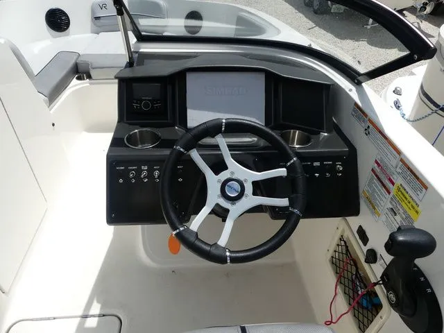 Slide: The Image of Bayliner VR6 Bowrider - Outboard 2022 - 9