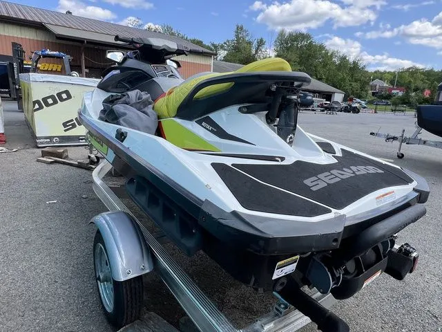 Slide: The Image of Sea-Doo Wake 2015 - 6