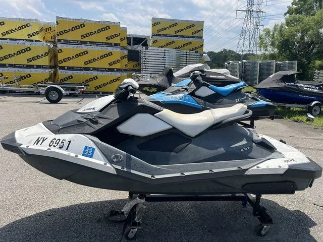 Slide: The Image of Sea-Doo Spark 2up ROTAX® 900 H.O. ACE™ iBR® 2014 - 5