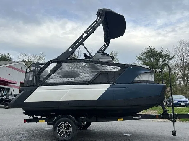 Slide: The Image of Sea-Doo Switch® Sport Compact - 170 hp 2024 - 11