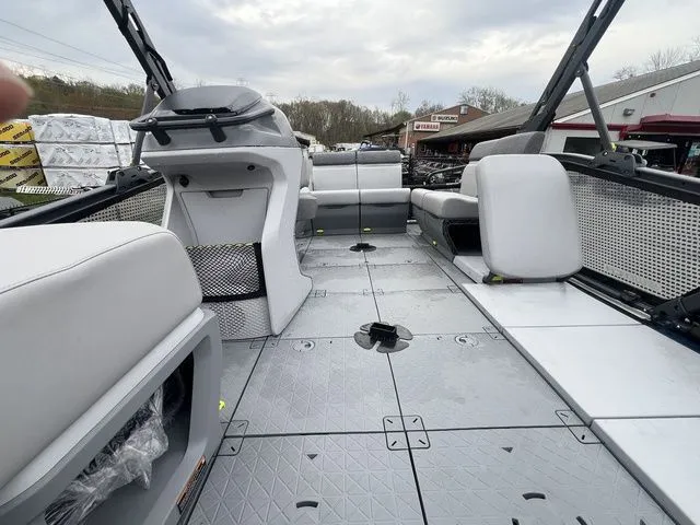 Slide: The Image of Sea-Doo Switch® Sport Compact - 170 hp 2024 - 24