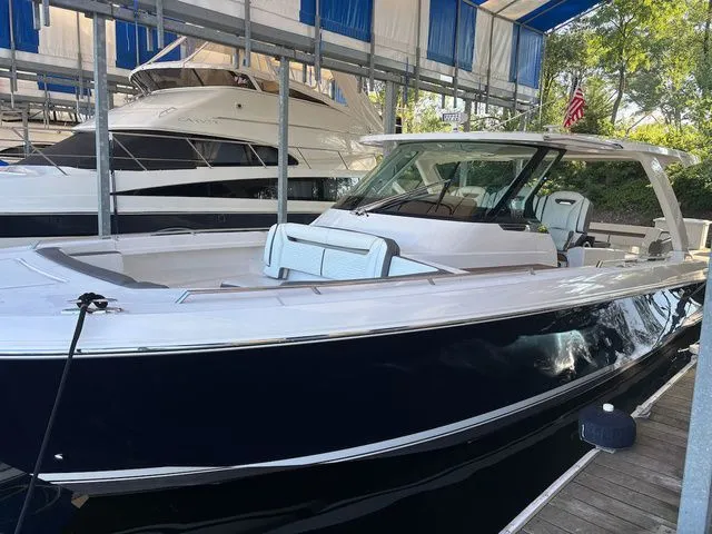 The Image of Tiara 38 LS 2019 - 1