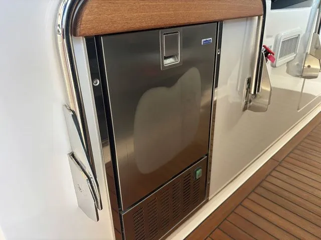 Slide: The Image of Tiara 38 LS 2019 - 16