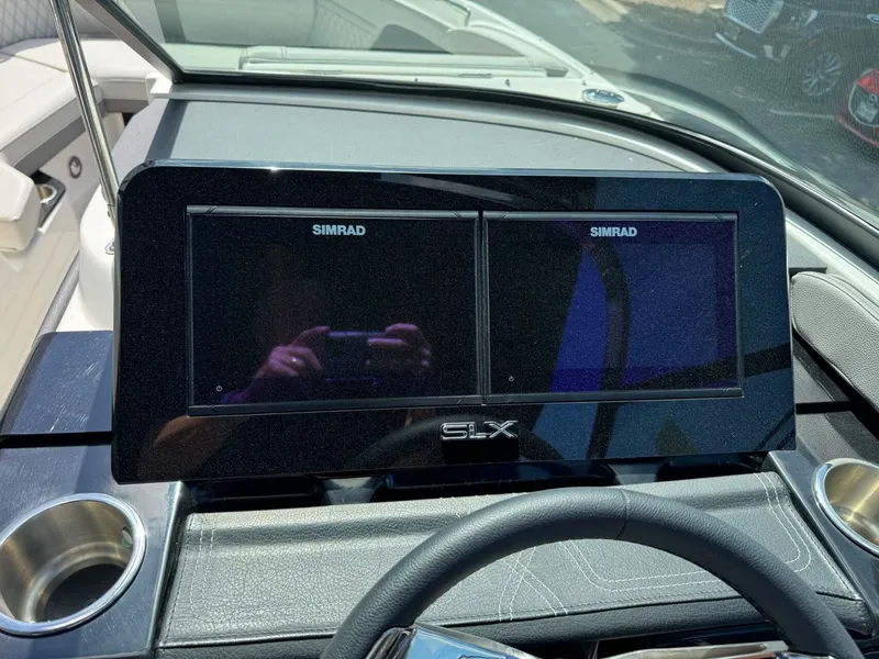 Slide: The Image of Sea Ray SLX 260 Surf 2024 - 20