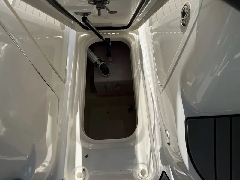 Slide: The Image of Sea Ray SLX 260 Surf 2024 - 24