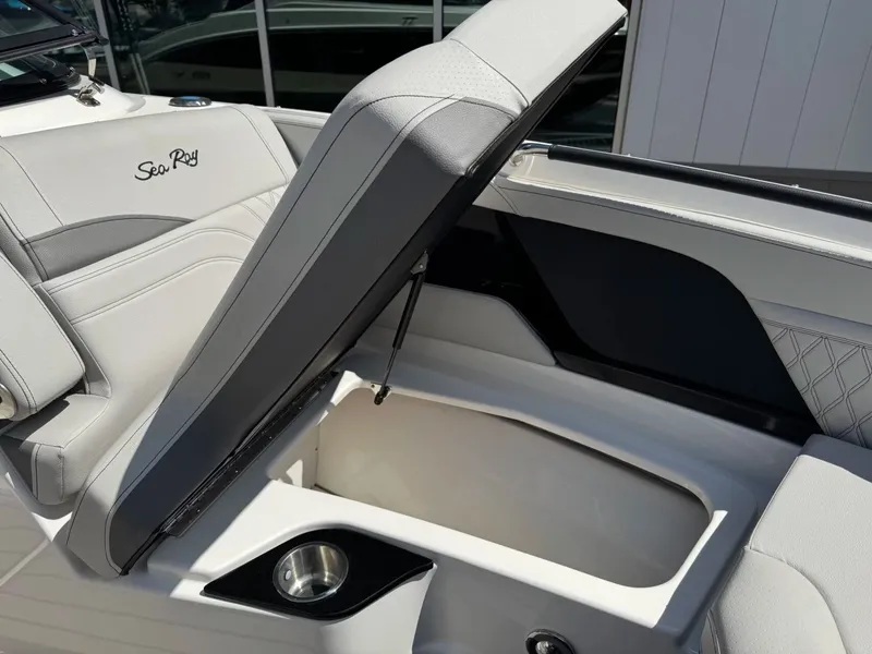 Slide: The Image of Sea Ray SLX 260 Surf 2024 - 30