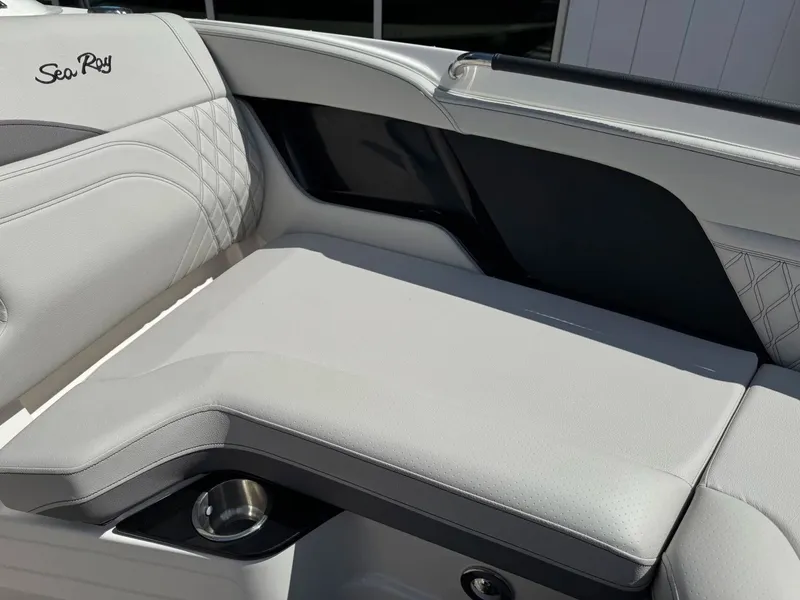 Slide: The Image of Sea Ray SLX 260 Surf 2024 - 31