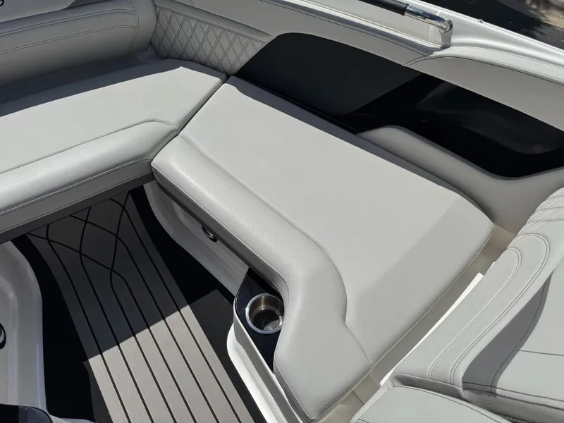 Slide: The Image of Sea Ray SLX 260 Surf 2024 - 32