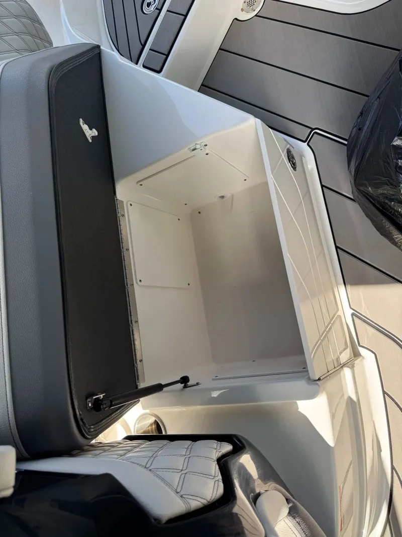 Slide: The Image of Sea Ray SLX 260 Surf 2024 - 35