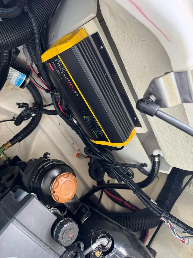 Slide: The Image of Sea Ray SLX 260 Surf 2024 - 37