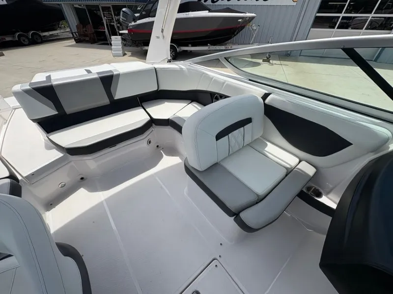 Slide: The Image of Regal 2000 ES 2020 - 10