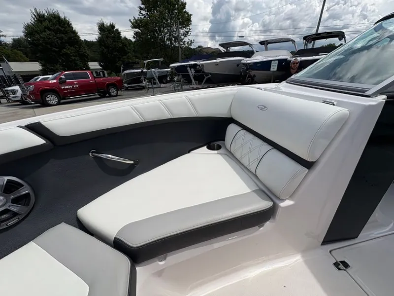 Slide: The Image of Regal 2000 ES 2020 - 17