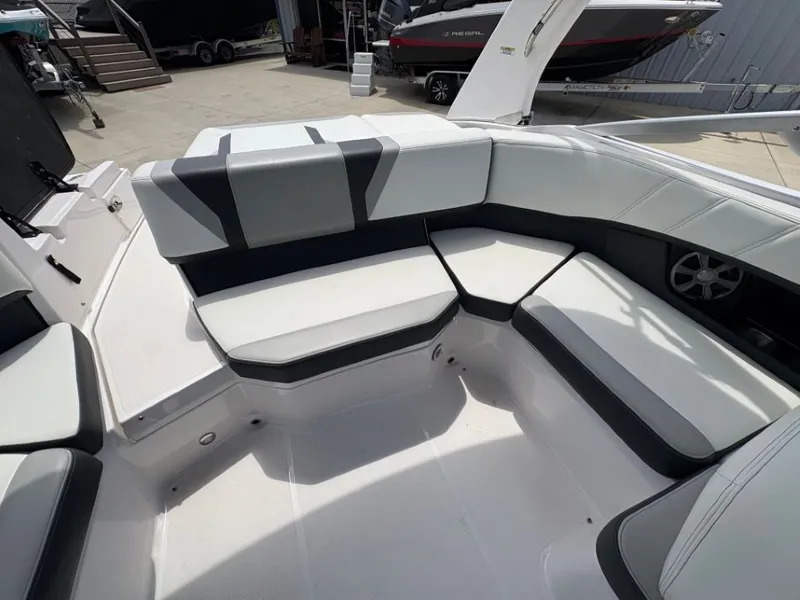 Slide: The Image of Regal 2000 ES 2020 - 18