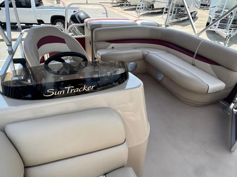 Slide: The Image of Sun Tracker PB22DLX 2013 - 31