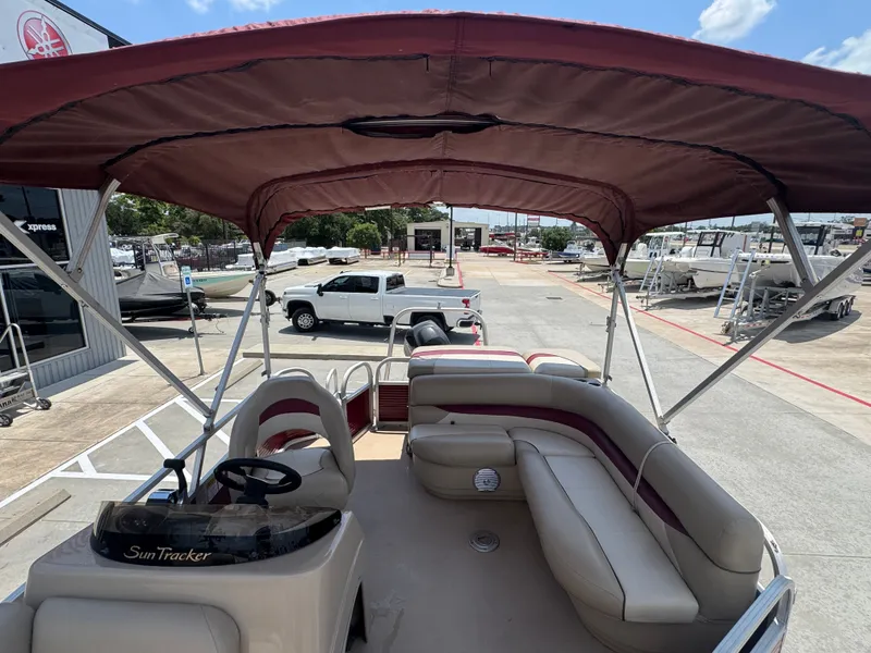 Slide: The Image of Sun Tracker PB22DLX 2013 - 32