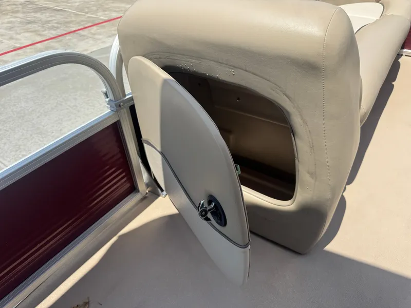 Slide: The Image of Sun Tracker PB22DLX 2013 - 33