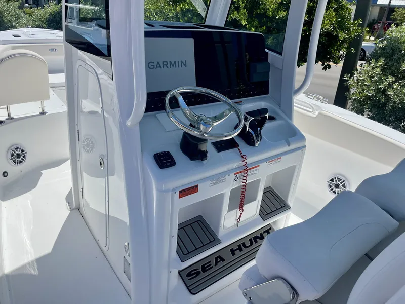 Slide: The Image of Sea Hunt Ultra 275 SE 2026 - 12