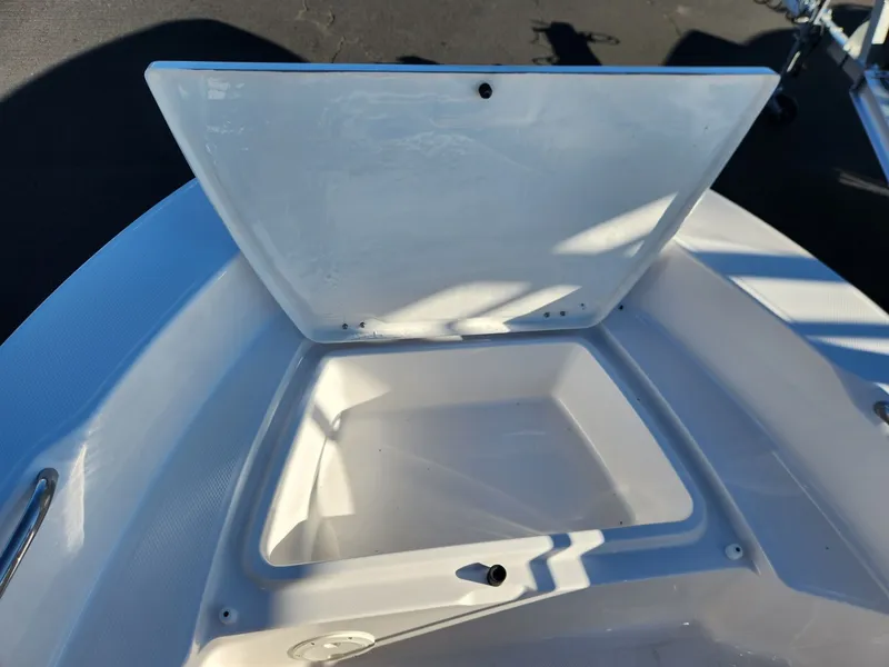 Slide: The Image of Robalo R160 Center Console 2026 - 10