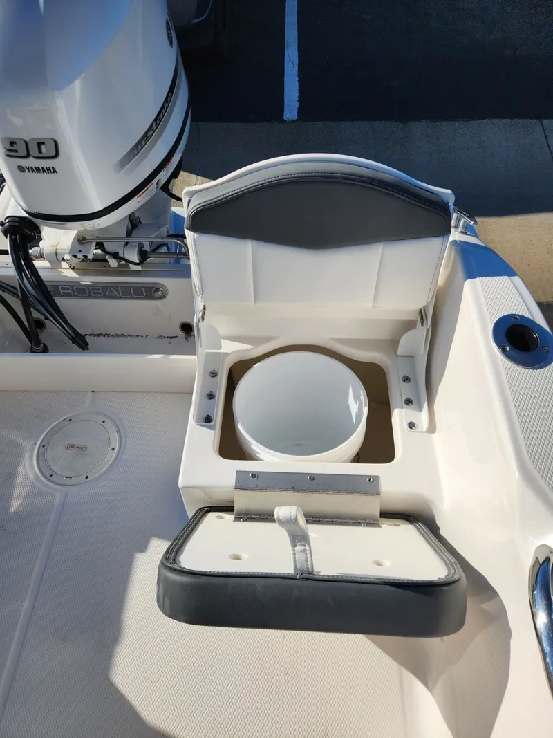 Slide: The Image of Robalo R160 Center Console 2026 - 12