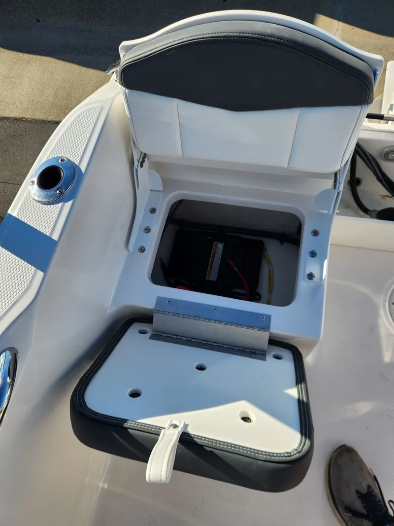 Slide: The Image of Robalo R160 Center Console 2026 - 13