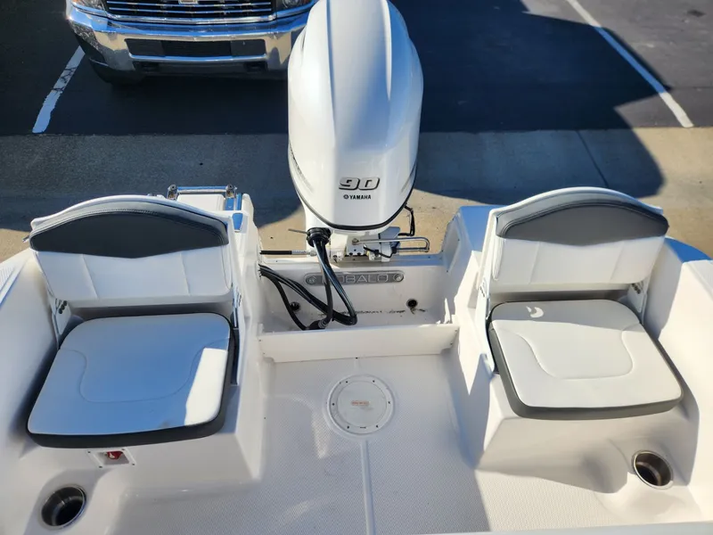 Slide: The Image of Robalo R160 Center Console 2026 - 6