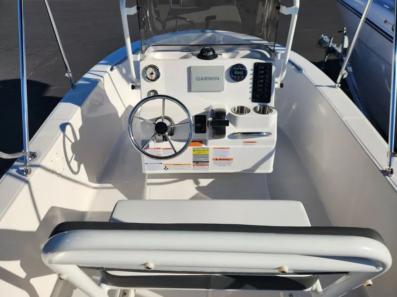 Slide: The Image of Robalo R160 Center Console 2026 - 7
