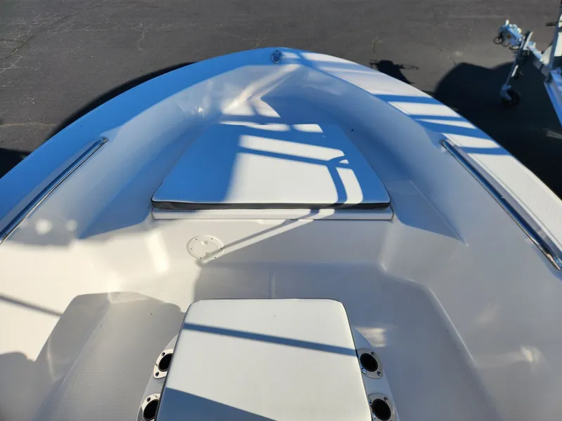 Slide: The Image of Robalo R160 Center Console 2026 - 8