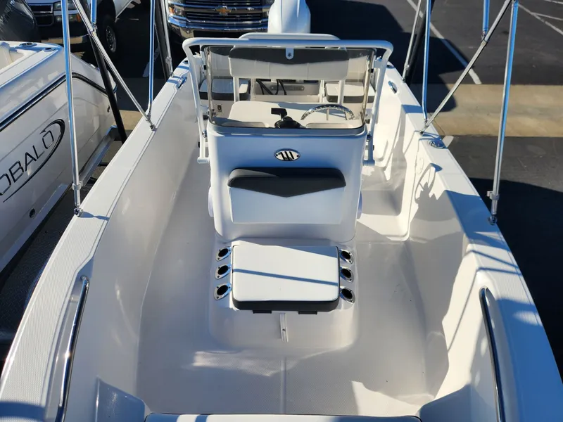 Slide: The Image of Robalo R160 Center Console 2026 - 9