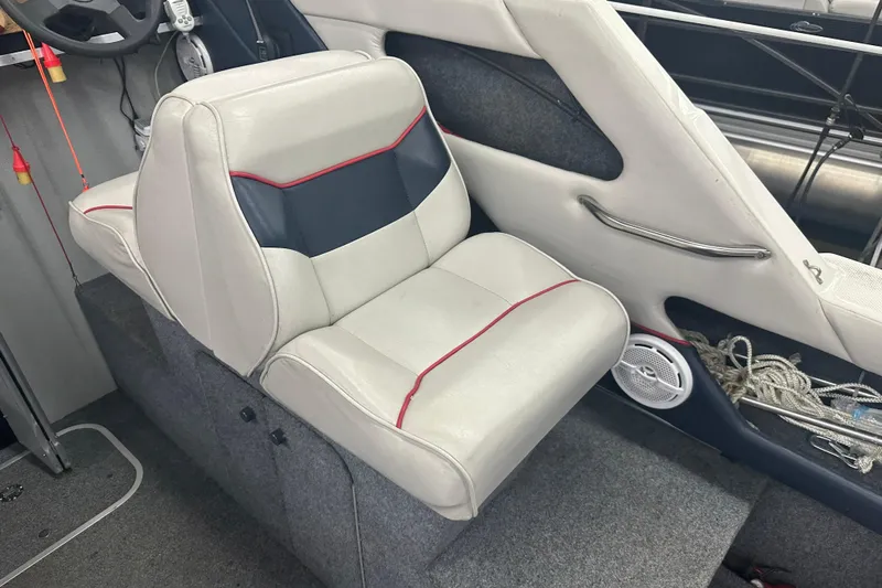 Slide: The Image of Interior of 1992 Bayliner 2252 Ciera Classic boat with white and gray seating. - 8