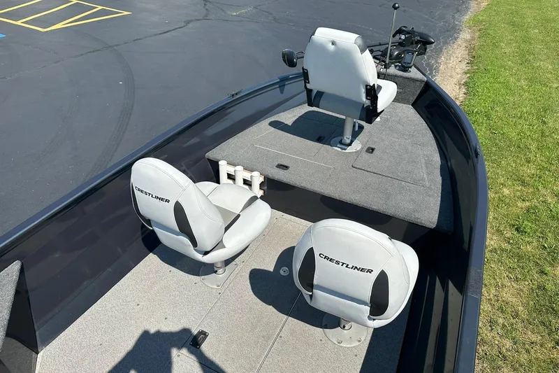Slide: The Image of 2013 Crestliner 16 Kodiak boat interior with three seats and steering console. - 7