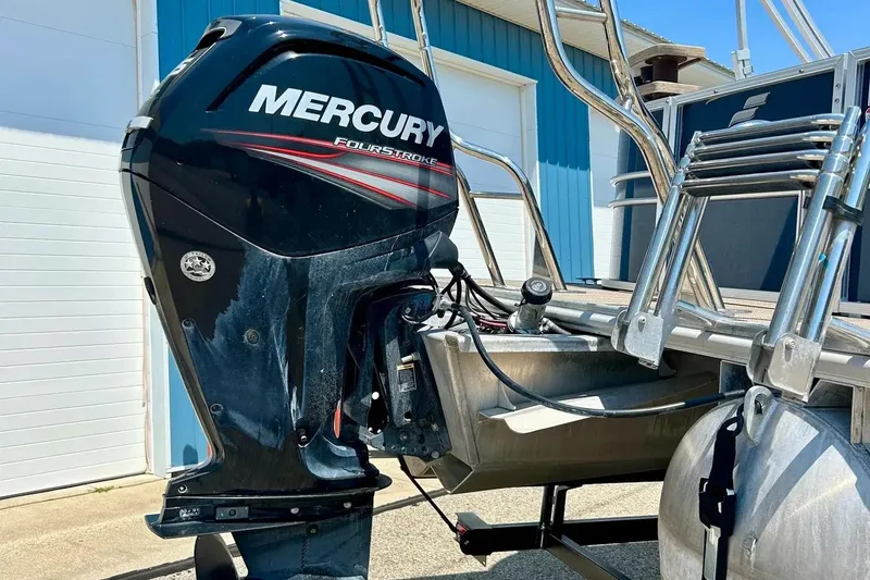Slide: The Image of 2017 Starcraft CX 23 RE boat with Mercury FourStroke outboard motor. - 7