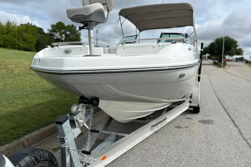 Slide: The Image of Outboard motor with "250" label on a 2017 Hurricane SD 2486 boat. - 76