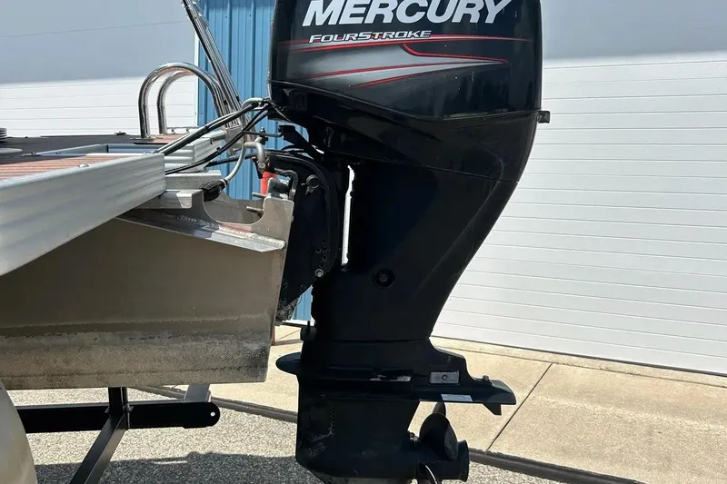 Slide: The Image of 2014 Crest 230 Crest II SLC with Mercury FourStroke outboard motor. - 35