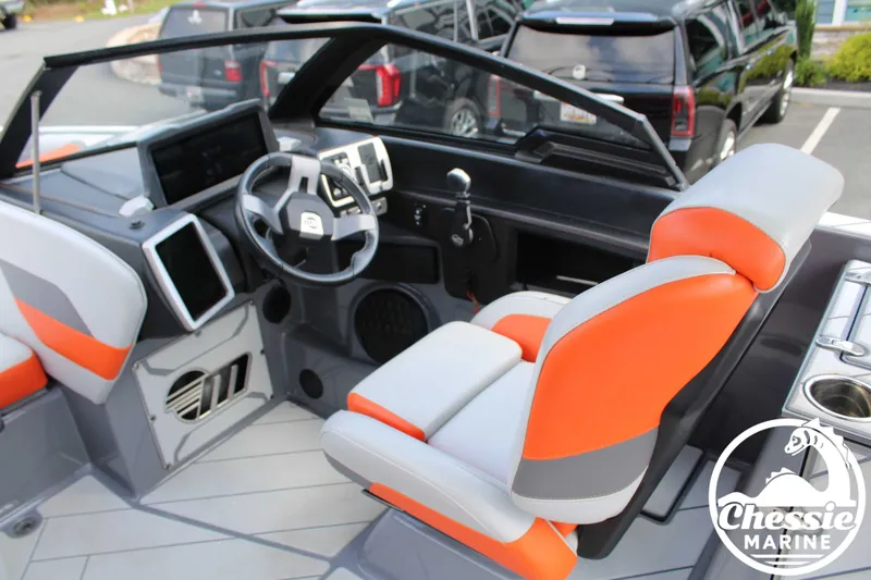 Slide: The Image of Malibu Wakesetter 25 LSV 2022 - 19