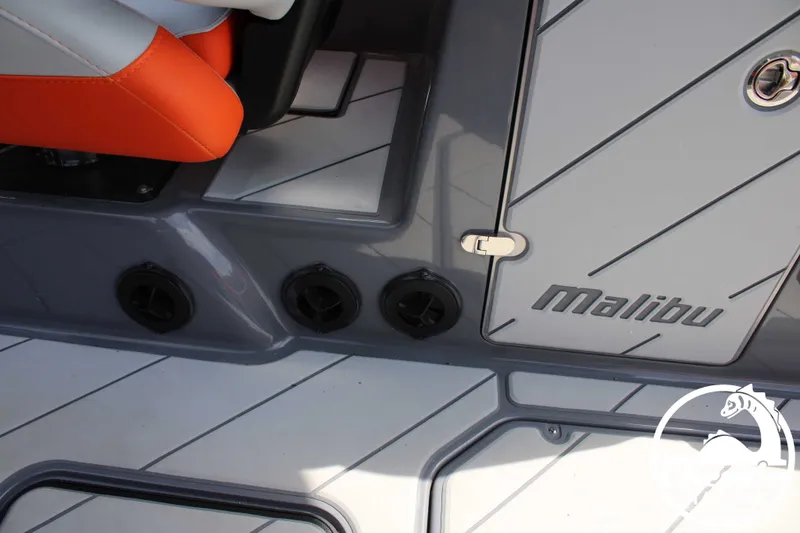 Slide: The Image of Malibu Wakesetter 25 LSV 2022 - 30