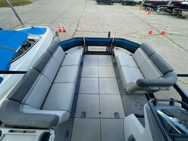 Slide: The Image of Sea-Doo SWITCH CRUISE 18 230 2023 - 10