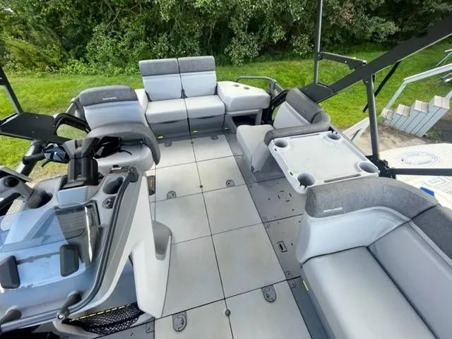 Slide: The Image of Sea-Doo SWITCH CRUISE 18 230 2023 - 8