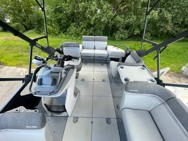 Slide: The Image of Sea-Doo SWITCH CRUISE 18 230 2023 - 9